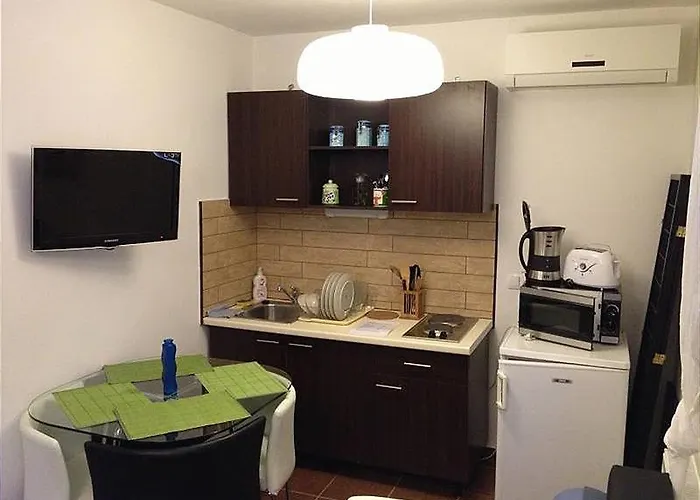 Apartment- 6 דירה *